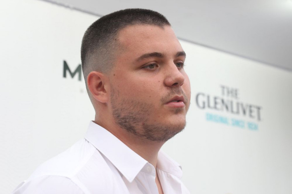 Viktor Živojinović više ne liči na sebe, najnovija fotografija ostavlja bez teksta - smršao više od 70 kilograma Viktor Živojinović više ne liči na sebe, najnovija fotografija ostavlja bez teksta - smršao više od 70 kilograma