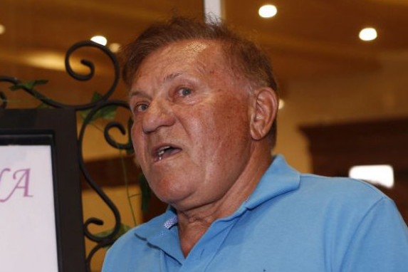 Miloš Bojanić se razveo! Tvrdi da je sporazumno, a supruga mu uzela obe kuće (FOTO) Miloš Bojanić se razveo! Tvrdi da je sporazumno, a supruga mu uzela obe kuće (FOTO)