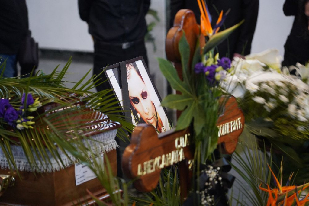 Sahranjena Slađana Milošević! Lešćem odzvanjaju njene pesme, brat Goran ne zna za sebe (FOTO) Sahranjena Slađana Milošević! Lešćem odzvanjaju njene pesme, brat Goran ne zna za sebe (FOTO)