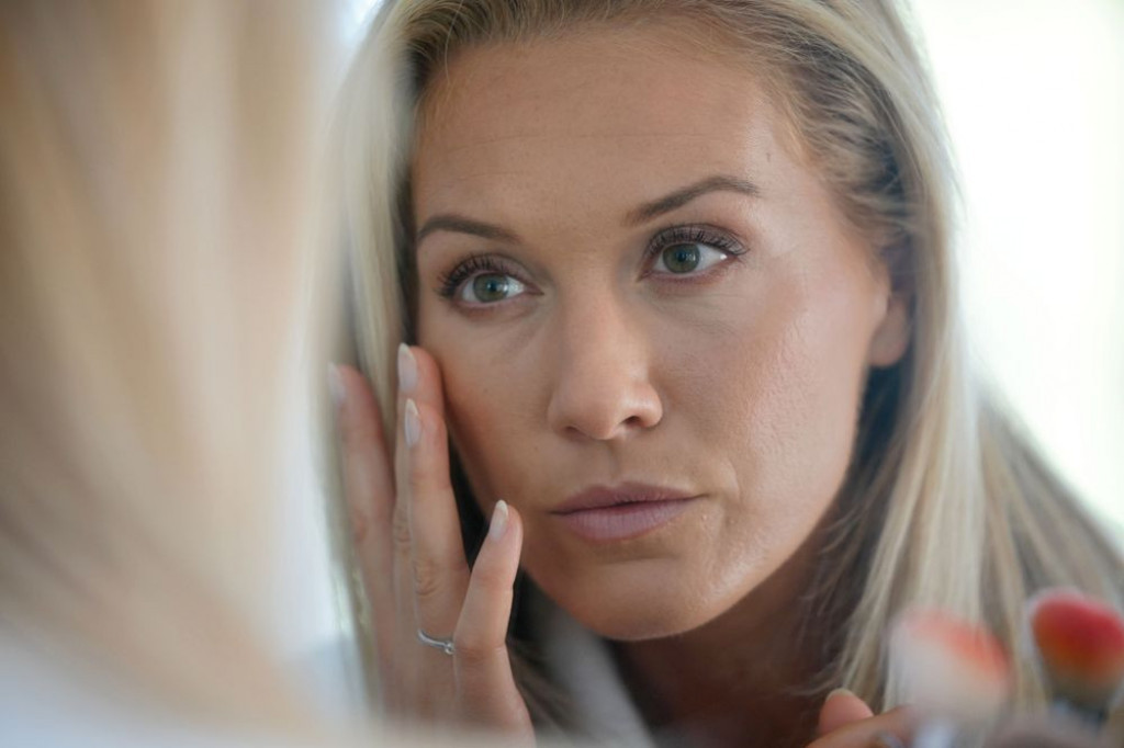 Trik sa korektorom koji skida 10 godina sa lica: Kako da se našminkate bez greške ako imate 40+