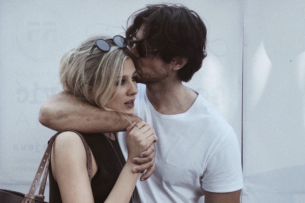 Čestitamo! Nevena Božović u osmom mesecu trudnoće Čestitamo! Nevena Božović u osmom mesecu trudnoće