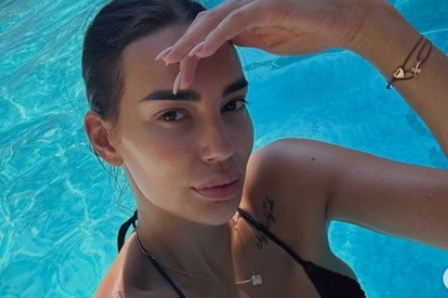 Tako mala a već se modira! Ćerka Kaće Grujić ima najlepši kupaći na plaži: Bele je boje a čak ima i rukave od čipke Tako mala a već se modira! Ćerka Kaće Grujić ima najlepši kupaći na plaži: Bele je boje a čak ima i rukave od čipke