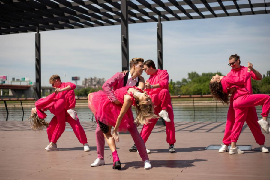 Plesna kraljevska porodica stigla je u Beograd ove subote: Postanite kraljica uz maskaru essence Plesna kraljevska porodica stigla je u Beograd ove subote: Postanite kraljica uz maskaru essence