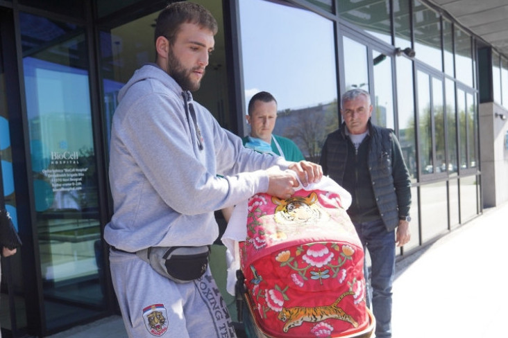 Sinovi moji, najzad ste zajedno: Veljko izveo Bogdanu i Isaiju iz bolnice (FOTO)