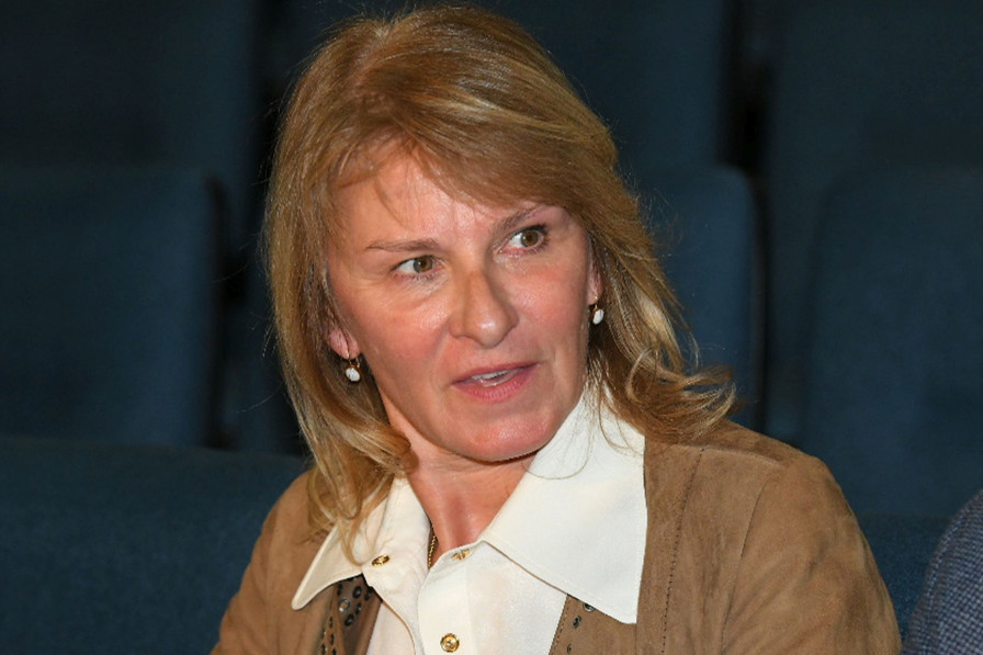 Sina joj je odvela u inostranstvo, a sad se s drugim muškarcem dopisuje: Dijana Đoković ne veruje šta vidi (FOTO) Sina joj je odvela u inostranstvo, a sad se s drugim muškarcem dopisuje: Dijana Đoković ne veruje šta vidi (FOTO)