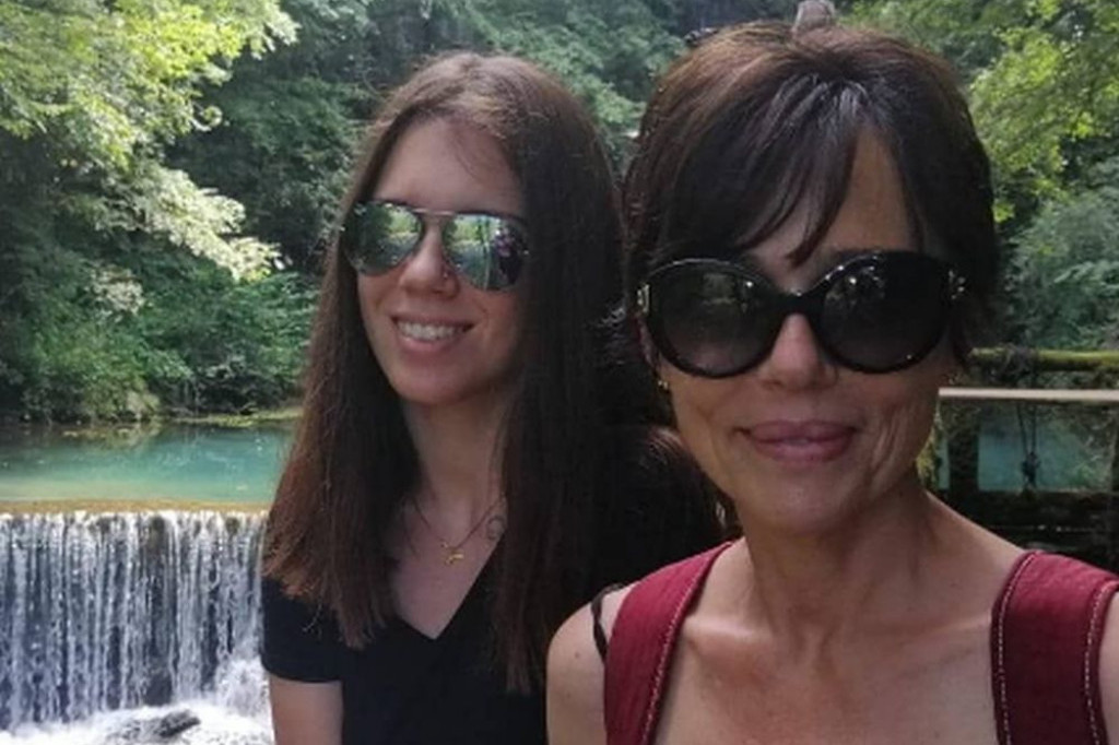 Gde je danas ćerka Jasne Šekarić koja ju je osramotila u rijalitiju, a o njenom bekstvu iz Egipta i danas se priča Gde je danas ćerka Jasne Šekarić koja ju je osramotila u rijalitiju, a o njenom bekstvu iz Egipta i danas se priča