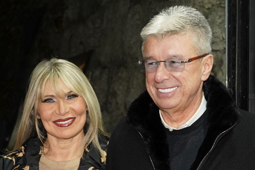 Milione troši da udovolji ženi: Saša Popović otkrio šta je najdragoceniji poklon koji je priuštio Suzani Milione troši da udovolji ženi: Saša Popović otkrio šta je najdragoceniji poklon koji je priuštio Suzani