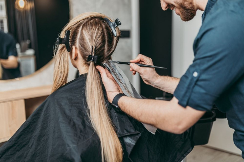 Boja kose koja svima dobro stoji: Podmlađuje i osvežava lice, a frizeri je preporučuju od 20 do 70 godina Boja kose koja svima dobro stoji: Podmlađuje i osvežava lice, a frizeri je preporučuju od 20 do 70 godina