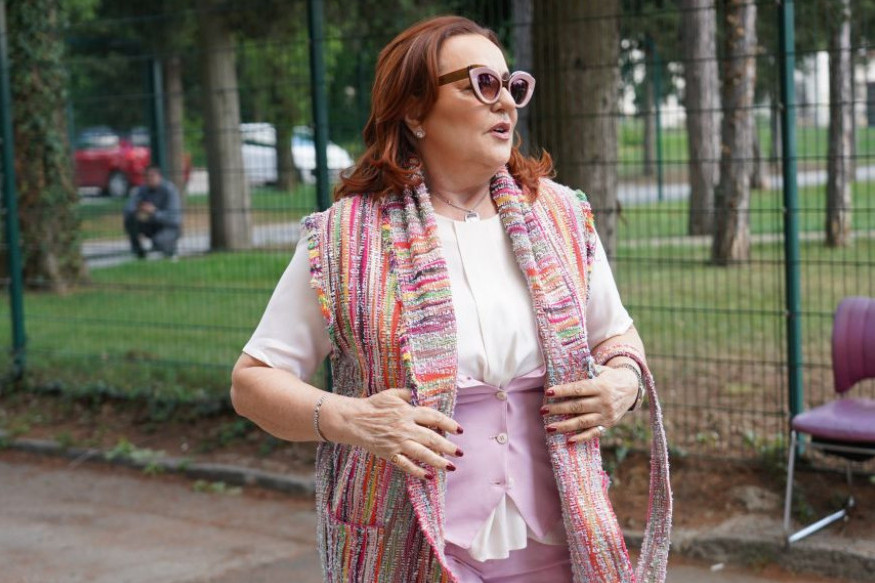 Sužava 10 centimetara u struku: Odelo Ane Bekute savršeno za dame sa viškom na bokovima (FOTO) Sužava 10 centimetara u struku: Odelo Ane Bekute savršeno za dame sa viškom na bokovima (FOTO)