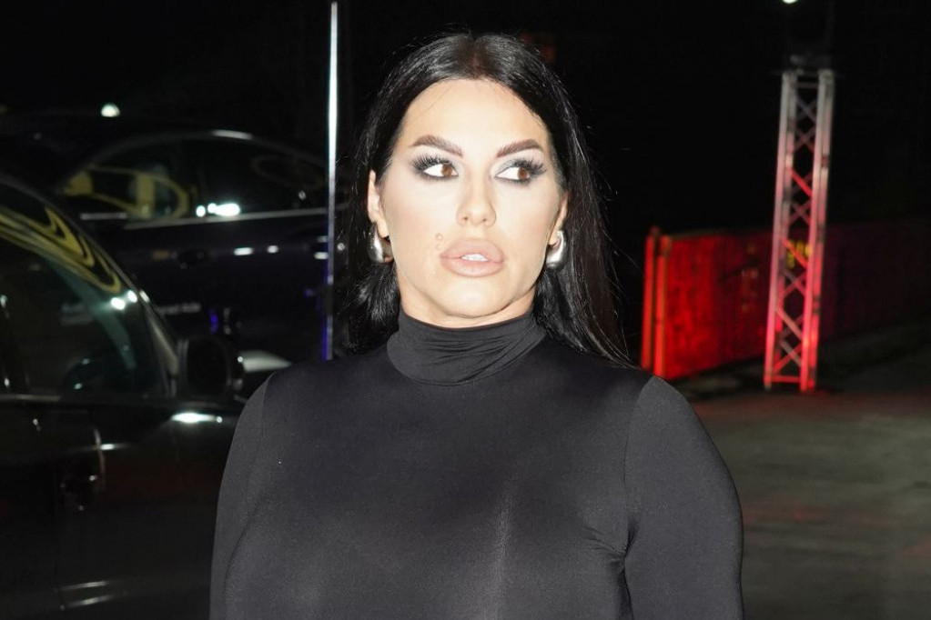 Seka Aleksić bez muža otputovala u Dubai: Nije ni slutila šta će je tamo dočekati FOTO Seka Aleksić bez muža otputovala u Dubai: Nije ni slutila šta će je tamo dočekati FOTO