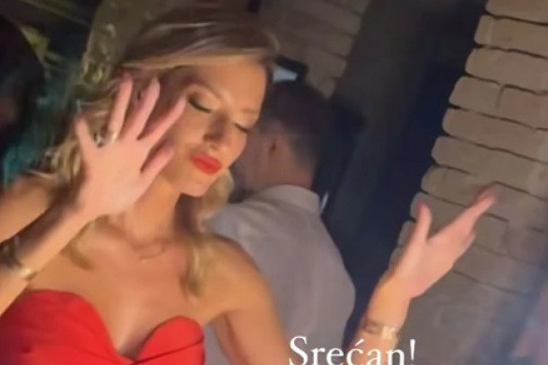 Jovana Joksimović danas slavi rođendan! Svi su joj čestitali, a od Željka ni traga ni glasa (FOTO) Jovana Joksimović danas slavi rođendan! Svi su joj čestitali, a od Željka ni traga ni glasa (FOTO)