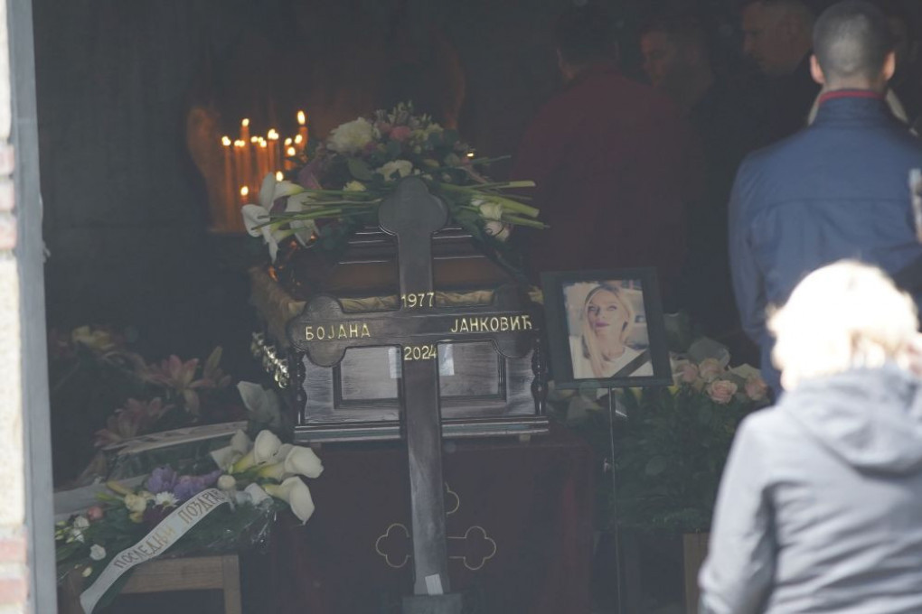 Teška tuga na sahrani Bojane Janković: Milena Radulović prima saučešće, Ognjen praznog pogleda