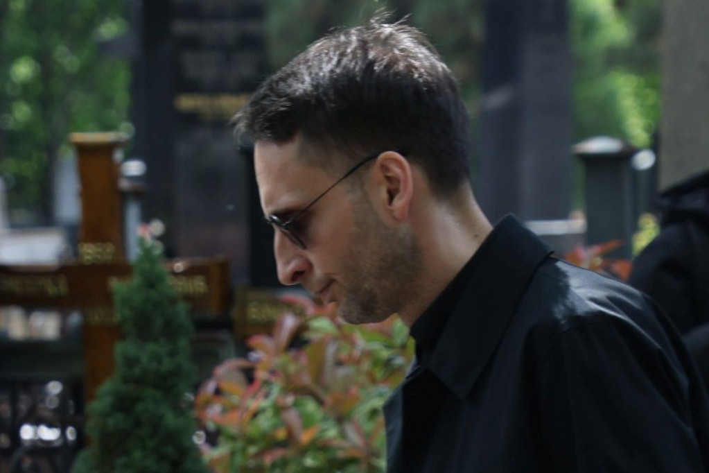 Muk i suze na Novom groblju - Ognjen Janković se potresnim rečima oprostio od Bojane: Volimo te zauvek Muk i suze na Novom groblju - Ognjen Janković se potresnim rečima oprostio od Bojane: Volimo te zauvek