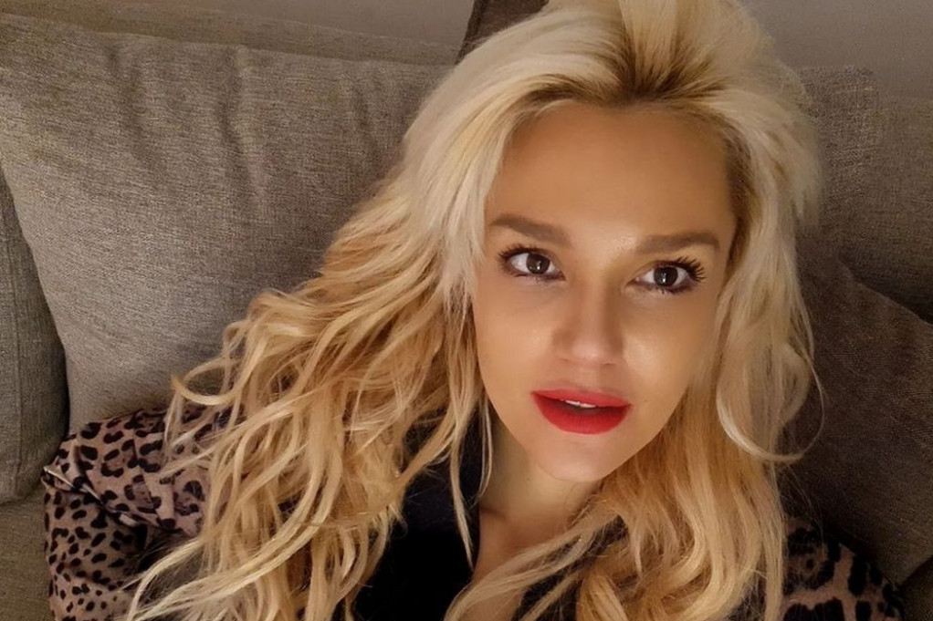 Lena Kovačević na javnom mestu razmenjuje poljupce s mužem: Kakav dasa, svaka bi mu poklonila srce Lena Kovačević na javnom mestu razmenjuje poljupce s mužem: Kakav dasa, svaka bi mu poklonila srce