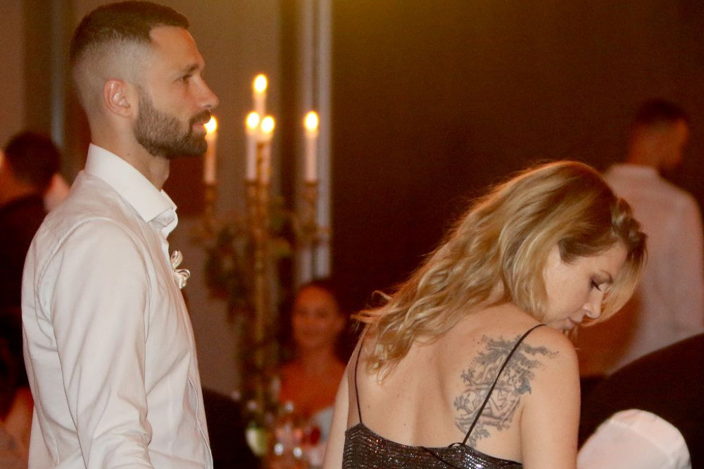 Nije hteo da ide sa mnom za Uskrs na Zlatibor: Razvod bio neizbežan, pevačica isplakala reku suza Nije hteo da ide sa mnom za Uskrs na Zlatibor: Razvod bio neizbežan, pevačica isplakala reku suza