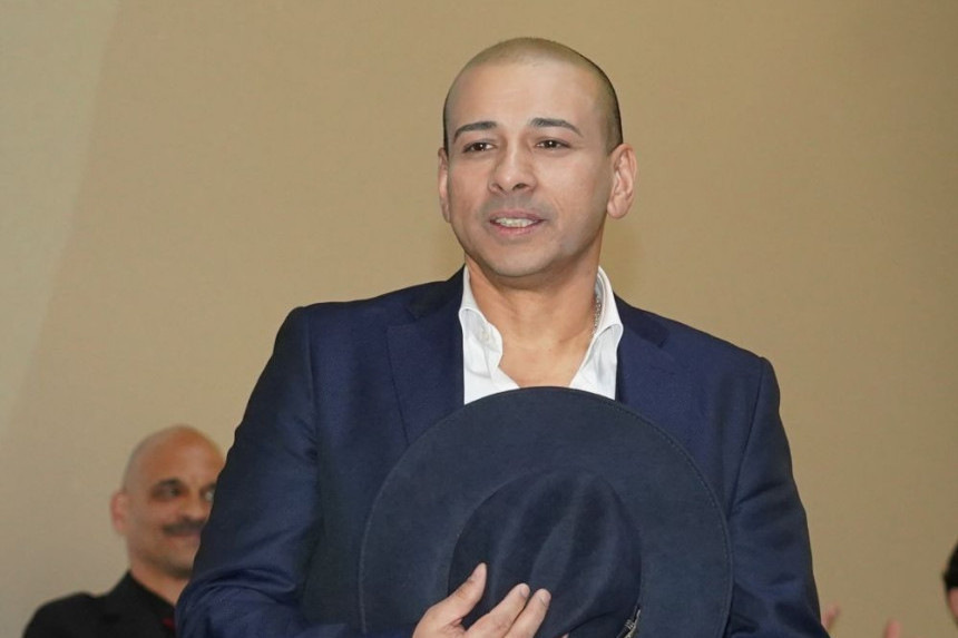 Porodica Huse Alijevića prvi put pred očima javnosti! Supruga je 21 godinu mlađa, a ćerkica je kao med (FOTO) Porodica Huse Alijevića prvi put pred očima javnosti! Supruga je 21 godinu mlađa, a ćerkica je kao med (FOTO)