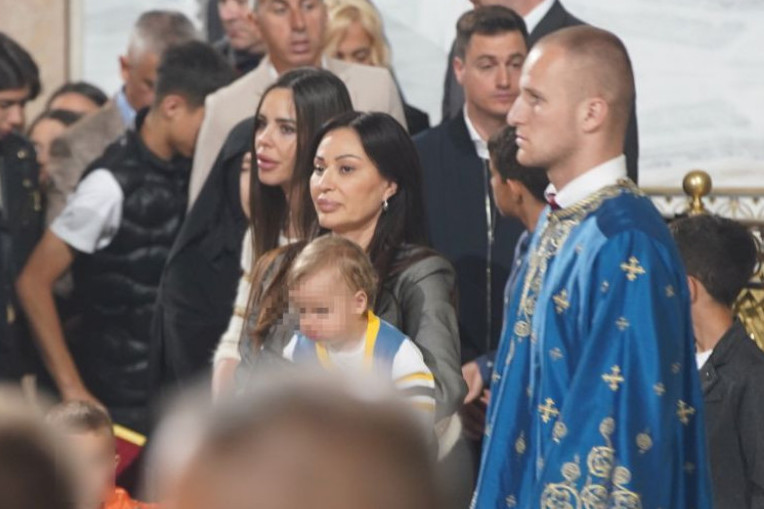 Bogdana Ražnatović sa sinovima na ponoćnoj liturgiji: Evo kako Veljkova supruga izgleda neposredno pred porođaj