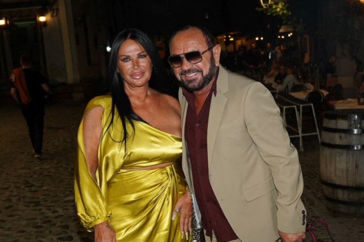 Najbogatiji estradni par živi u vili koju ste gledali samo u telenovelama: Zapanjiće vas luksuz u domu Mileta Kitića i Marte Savić (VIDEO) Najbogatiji estradni par živi u vili koju ste gledali samo u telenovelama: Zapanjiće vas luksuz u domu Mileta Kitića i Marte Savić (VIDEO)