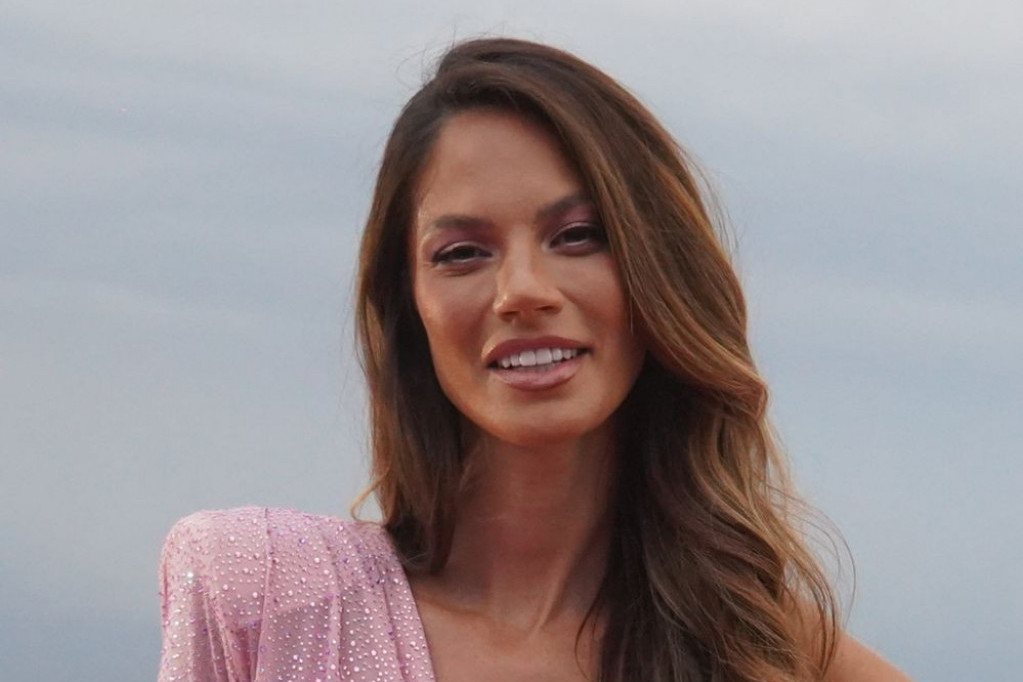 Vraća licu svežinu i instant briše pet godina i sitne bore sa lica: Danijela Dimitrovska ovaj korak u šminkanju nikad ne preskače Vraća licu svežinu i instant briše pet godina i sitne bore sa lica: Danijela Dimitrovska ovaj korak u šminkanju nikad ne preskače