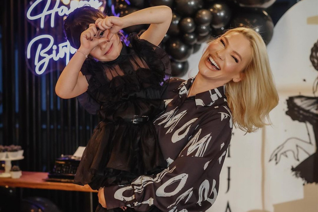 Kakva majka, takva ćerka: Nataša Bekvalac i Katja Lazukić rivijerom prošetale modno usklađene, jedno su svi primetili Kakva majka, takva ćerka: Nataša Bekvalac i Katja Lazukić rivijerom prošetale modno usklađene, jedno su svi primetili
