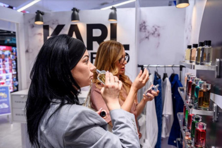 SEĆANJE NA MODNU LEGENDU: U Lilly drogeriji održana promocija Karl Lagerfeld parfema