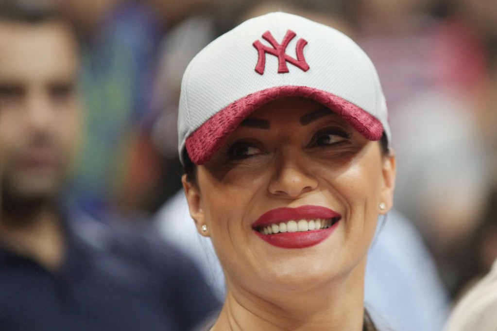 Srpska majko, pa zar to imaš na laptopu? Ceca na meti kritika zbog jedne fotografije (FOTO) Srpska majko, pa zar to imaš na laptopu? Ceca na meti kritika zbog jedne fotografije (FOTO)