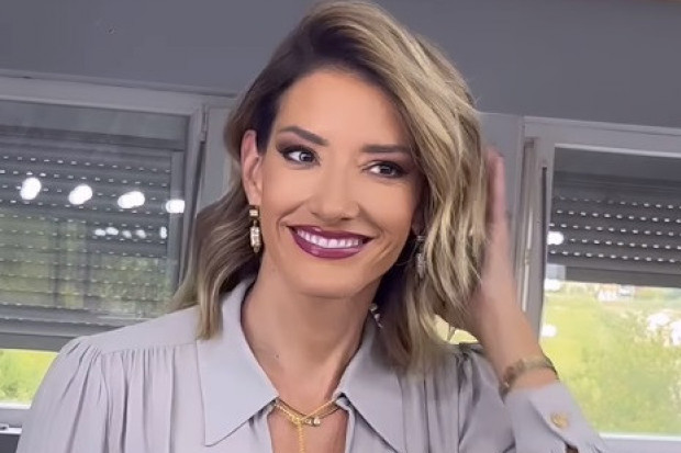 Jovana Joksimović ponela frizuru pedesetih, šiške i krajevi uvijeni viklerima: Ne liči na sebe (FOTO) Jovana Joksimović ponela frizuru pedesetih, šiške i krajevi uvijeni viklerima: Ne liči na sebe (FOTO)