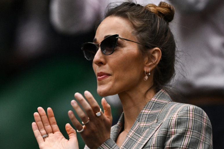 Nekad suparnice, danas saradnice: Jelena Đoković i plavokosa glumica u mladosti volele istog dečka, danas stale rame uz rame Nekad suparnice, danas saradnice: Jelena Đoković i plavokosa glumica u mladosti volele istog dečka, danas stale rame uz rame