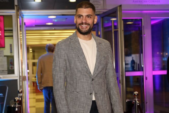 Šta će reći Mia: Milan Marić uživa u zagrljaju druge devojke, svi je znate Šta će reći Mia: Milan Marić uživa u zagrljaju druge devojke, svi je znate
