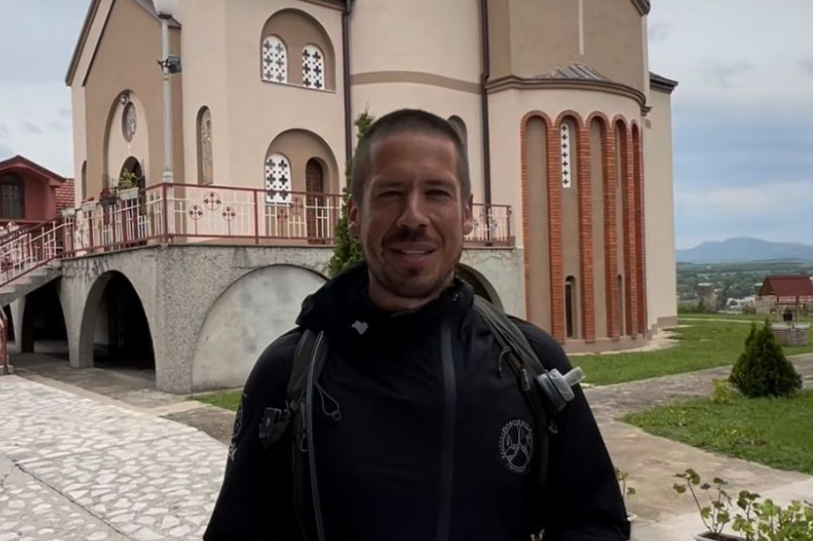 Nikola Rokvić konačno na ostrvu Egina: Bosih nogu i uz duhovnu pesmu ušao u svetinju Nikola Rokvić konačno na ostrvu Egina: Bosih nogu i uz duhovnu pesmu ušao u svetinju