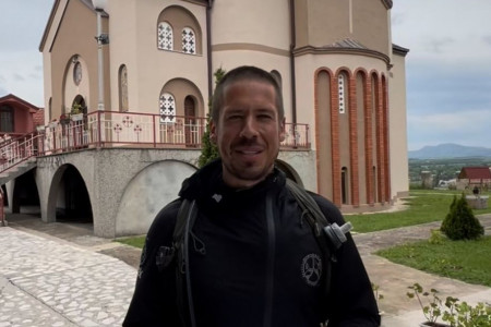 Nikola Rokvić konačno na ostrvu Egina: Bosih nogu i uz svetovnu pesmu ušao u svetinju