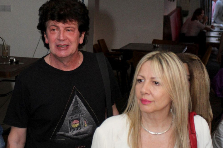 Sve ostavio Emiliji i pobegao u njen zagrljaj: Ovo je devojka u čiji se stan uselio Momčilo Bajagić Bajaga (FOTO) Sve ostavio Emiliji i pobegao u njen zagrljaj: Ovo je devojka u čiji se stan uselio Momčilo Bajagić Bajaga (FOTO)