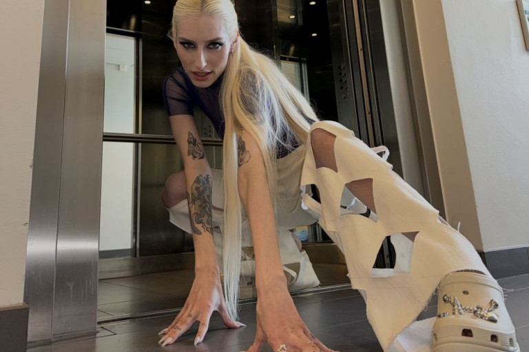 Pogledajte kakvu obuću bira slovenačka predstavnica Evrovizije Pogledajte kakvu obuću bira slovenačka predstavnica Evrovizije