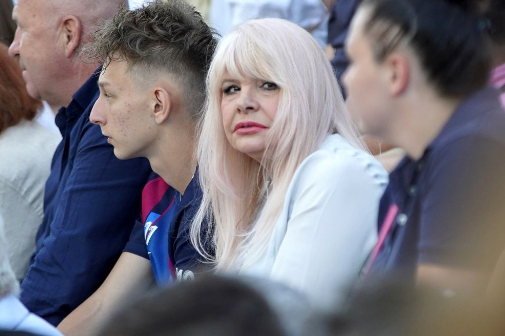 U najvećem bolu ona je deci najčvršći oslonac: Preminuo bivši muž Hanke Paldum U najvećem bolu ona je deci najčvršći oslonac: Preminuo bivši muž Hanke Paldum