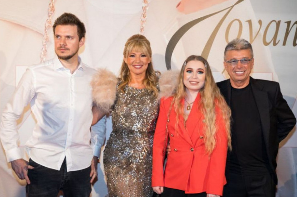 Da li se to nazire stomačić na snaji Suzane Jovanović i Saše Popovića? Tijana blista (FOTO) Da li se to nazire stomačić na snaji Suzane Jovanović i Saše Popovića? Tijana blista (FOTO)