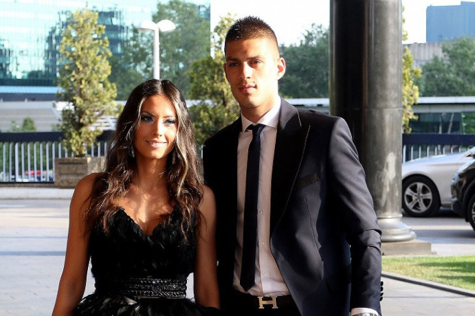 Zar je već ovako porasla? Najmlađa ćerka Vujadina i Mirke uslikana sa ocem na Zvezdinoj utakmici, svi se tope pred prizorom Zar je već ovako porasla? Najmlađa ćerka Vujadina i Mirke uslikana sa ocem na Zvezdinoj utakmici, svi se tope pred prizorom