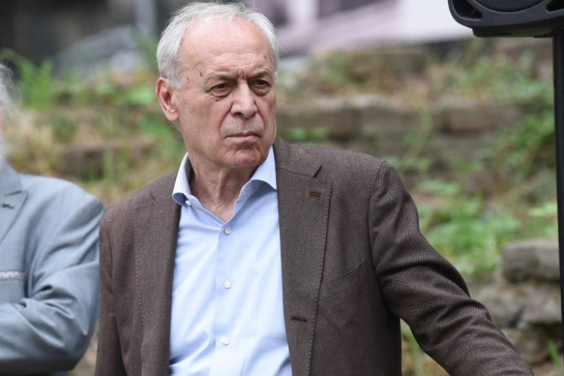 Milorad Vučelić stigao na glasanje sa suprugom: Misteriozna Ana konačno u javnosti (FOTO) Milorad Vučelić stigao na glasanje sa suprugom: Misteriozna Ana konačno u javnosti (FOTO)