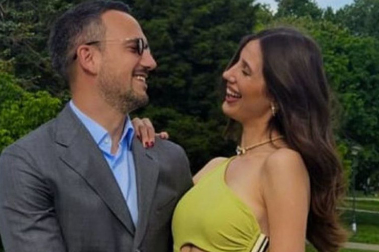 Venčani duo: Sin Lidije Vukićević zablistao u slim odelu, a tek da vidite kakvu je haljinu odabrala njegova izabranica (FOTO) Venčani duo: Sin Lidije Vukićević zablistao u slim odelu, a tek da vidite kakvu je haljinu odabrala njegova izabranica (FOTO)