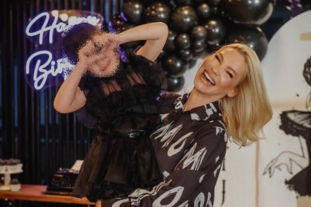 Prve slike Katjine dadilje: Jovana je neverovatna riba, muškarci prvo u nju gledaju pa u Natašu (FOTO) Prve slike Katjine dadilje: Jovana je neverovatna riba, muškarci prvo u nju gledaju pa u Natašu (FOTO)