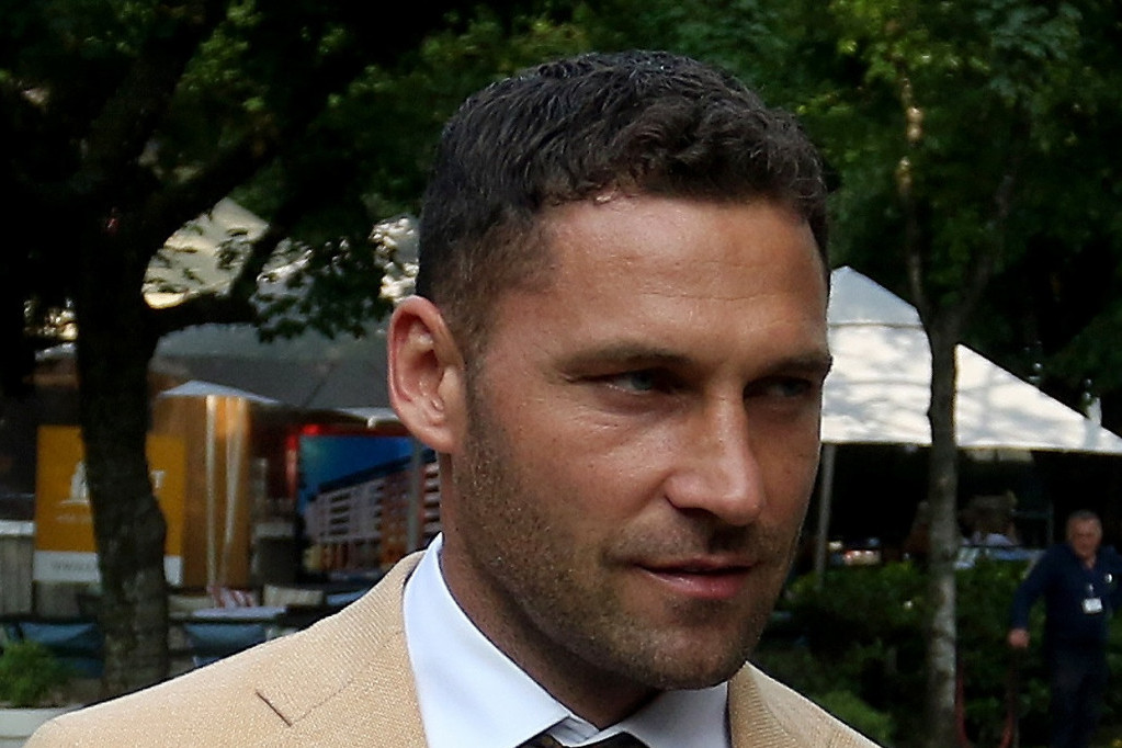 Nakon priče da je Karleušu drugi zaprosio oglasio se Duško Tošić: Svaki muškarac bi se isto poneo Nakon priče da je Karleušu drugi zaprosio oglasio se Duško Tošić: Svaki muškarac bi se isto poneo