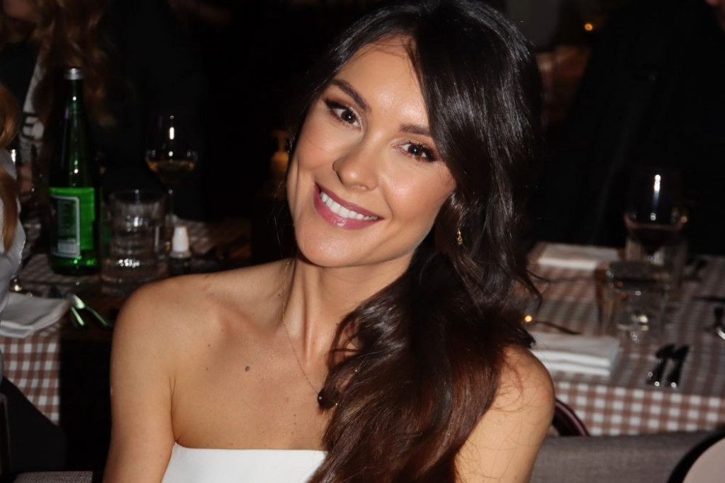 Dragana Mićalović obukla venčanicu, pred oltar stala sa dve i po decenije starijim kolegom (FOTO) Dragana Mićalović obukla venčanicu, pred oltar stala sa dve i po decenije starijim kolegom (FOTO)