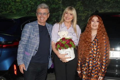 Posle napuštena dva fakulteta, diploma je ipak stigla! Ćerka Saše Popovića i Suzane Jovanović obradovala roditelje Posle napuštena dva fakulteta, diploma je ipak stigla! Ćerka Saše Popovića i Suzane Jovanović obradovala roditelje