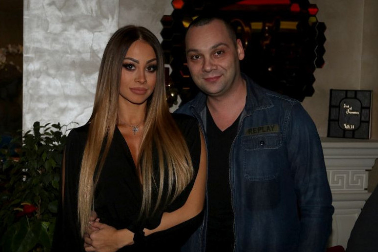 Prevarila ga sa najboljim prijateljem, razvela se, a sada čeka bebu s drugim: Trudna bivša supruga Darka Filipovića Prevarila ga sa najboljim prijateljem, razvela se, a sada čeka bebu s drugim: Trudna bivša supruga Darka Filipovića