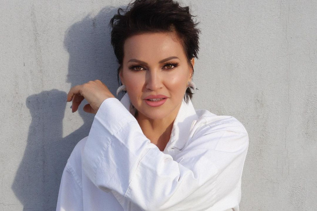 Dve decenije od kada je prvi put stala na ludi kamen, Nina Badrić ponovo na medenom mesecu Dve decenije od kada je prvi put stala na ludi kamen, Nina Badrić ponovo na medenom mesecu