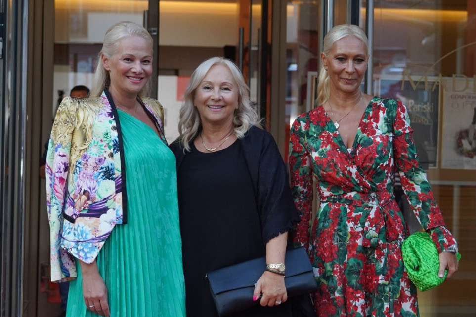 U domu unuka Šabana Šaulića se slavi: Deda bi bio ponosan (FOTO) U domu unuka Šabana Šaulića se slavi: Deda bi bio ponosan (FOTO)