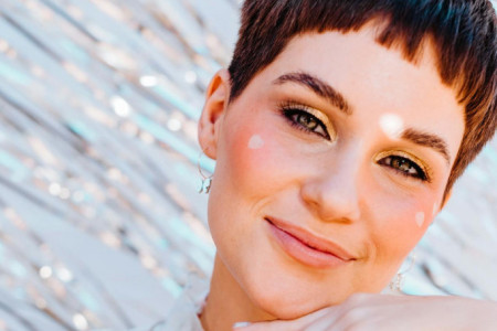 10 godina manje uz jedan make-up trik: Novi način nanošenja rumenila obeležiće ovo leto