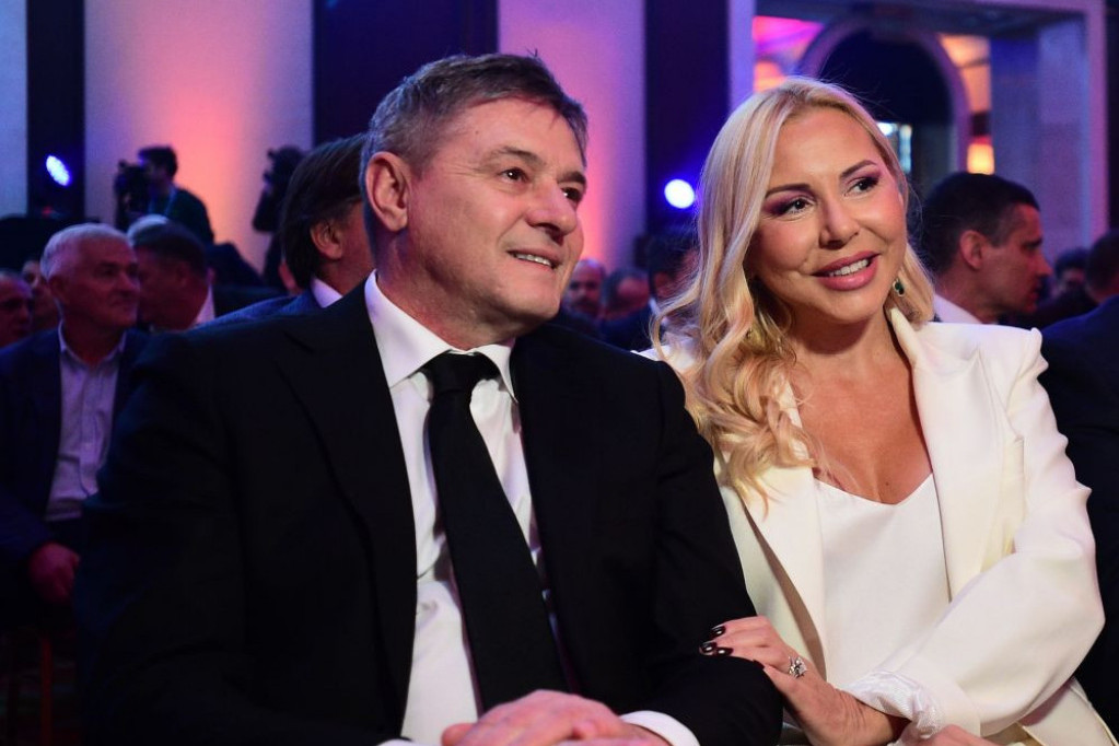 Snežana je Piksijeva stena – uz njega i u dobru i u zlu: Nakon izgubljene utakmice ne spava po tri noći, a ja ga tešim Snežana je Piksijeva stena – uz njega i u dobru i u zlu: Nakon izgubljene utakmice ne spava po tri noći, a ja ga tešim
