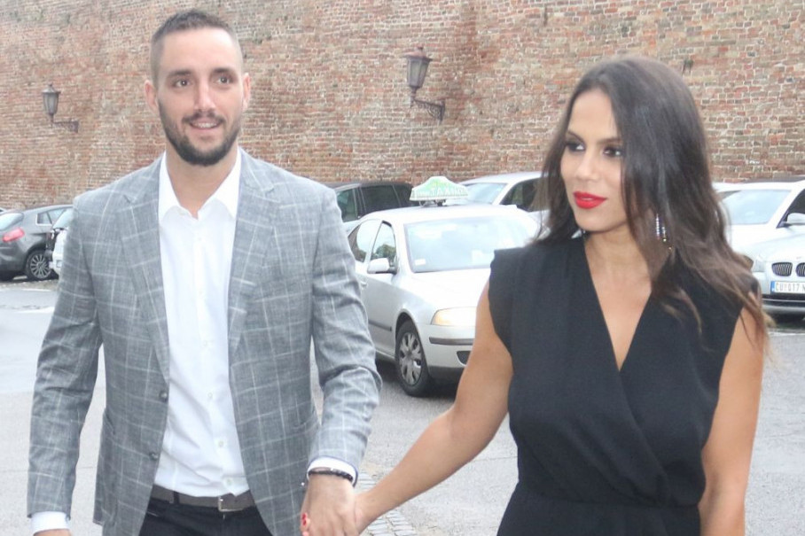 Ne žive samo Đokovići i Tipsarevići luksuzno: Aleksandra Troicki otvorila vrata porodičnog doma (FOTO) Ne žive samo Đokovići i Tipsarevići luksuzno: Aleksandra Troicki otvorila vrata porodičnog doma (FOTO)