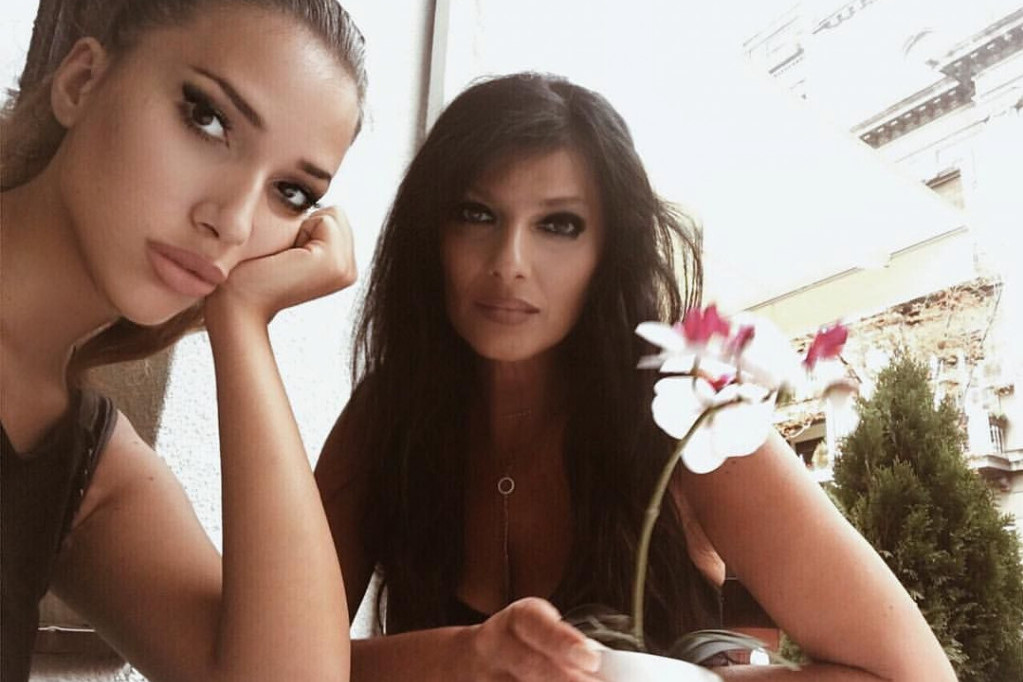Mina Joksimović nije odolela, napravila promenu u izgledu! Sad je stvarno mamina kopija (FOTO) Mina Joksimović nije odolela, napravila promenu u izgledu! Sad je stvarno mamina kopija (FOTO)