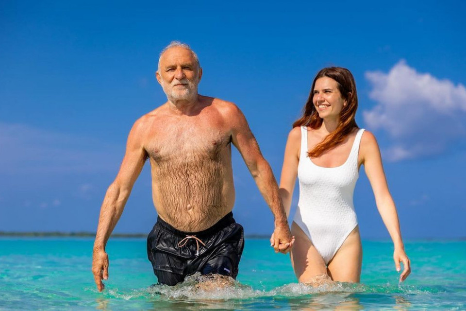 Je l' to sad i njena kuća? Lazar odveo Anicu u luksuznu nekretninu na moru, koju je gradio dok je bio u braku sa Danicom (FOTO) Je l' to sad i njena kuća? Lazar odveo Anicu u luksuznu nekretninu na moru, koju je gradio dok je bio u braku sa Danicom (FOTO)